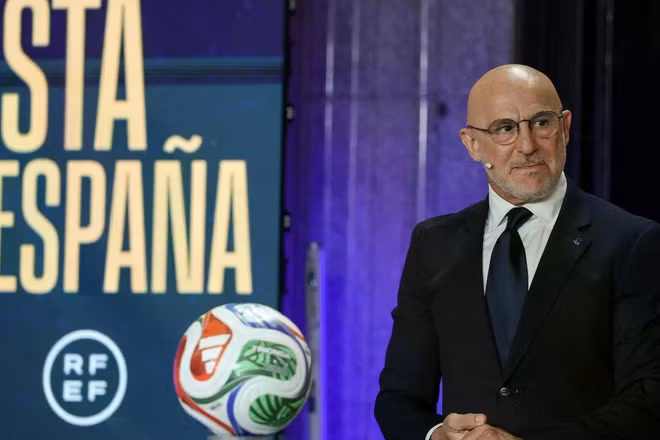 Huấn luyện viên Luis de la Fuente trong buổi họp báo công bố danh sách đội tuyển Tây Ban Nha dự World Cup 2026 (Ảnh: RFEF) 