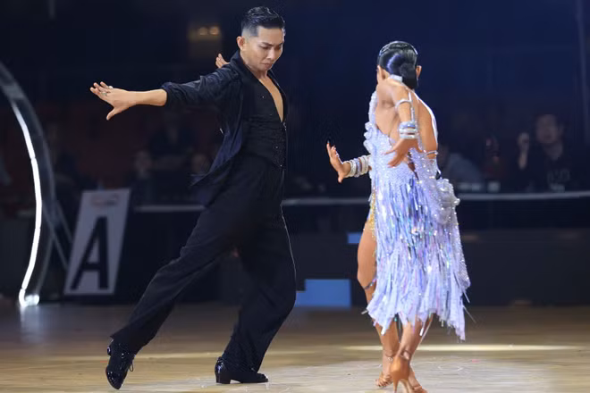 Phần thi solo điệu Samba của Phan Hiển-Thu Hương.