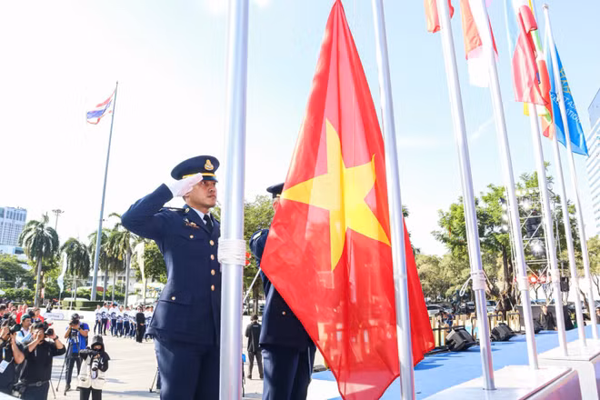 Khoảnh khắc thượng cờ của Đoàn Thể thao Việt Nam. 