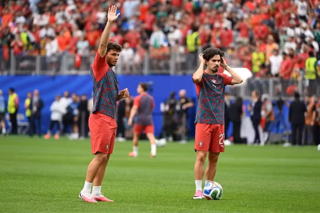 Joao Neves (trái) và Vitinha trong một tình huống đá phạt tại World Cup 2026. (Ảnh: FIFA)