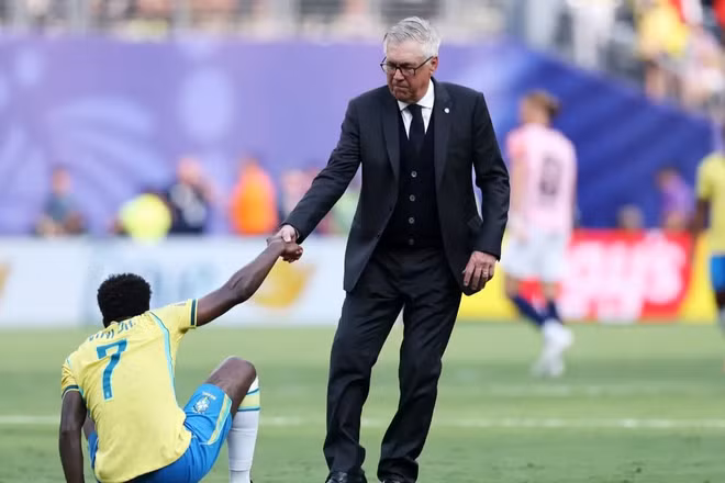 Huấn luyện viên Carlo Ancelotti động viên Vinicius Junior sau thất bại trước Na Uy, khiến Brazil lần đầu bị loại từ vòng 1/8 World Cup kể từ năm 1990. (Ảnh: FIFA)