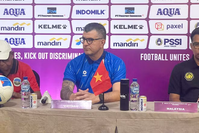 Huấn luyện viên Cristiano Roland (giữa) cùng huấn luyện viên các đội tại bảng A tham dự buổi họp báo. (Ảnh: VFF)