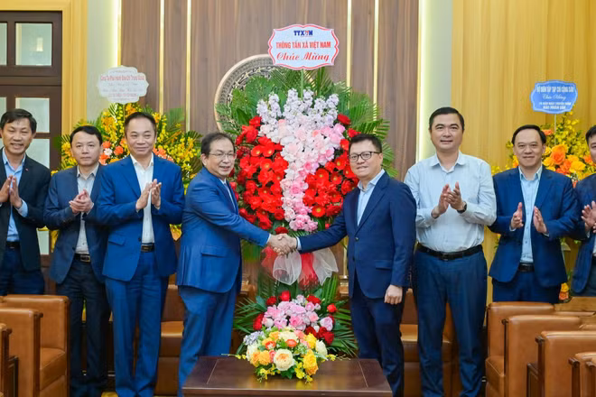 Đồng chí Lê Quốc Minh, Tổng Biên tập Báo Nhân Dân tiếp Đoàn Thông tấn xã Việt Nam. (Ảnh: BẢO LONG)
