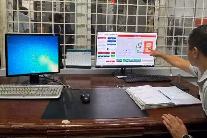 Cán bộ Trung tâm Chiếu xạ Hà Nội vận hành điều khiển quy trình chiếu xạ nông sản.