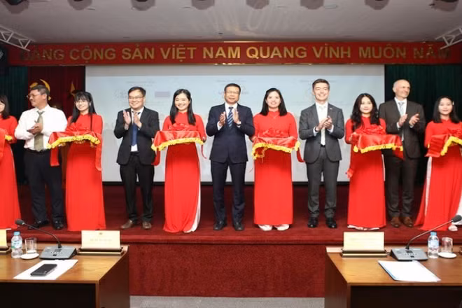 Lễ cắt băng khánh thành Mạng quan trắc cảnh báo sớm bức xạ thành phần tại Việt Nam.