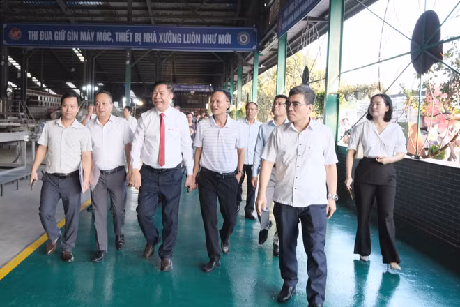 Các đại biểu dự Hội thảo khảo sát thực tế tại Công ty cổ phần Gốm Đất Việt. (Ảnh: THU HƯỜNG)