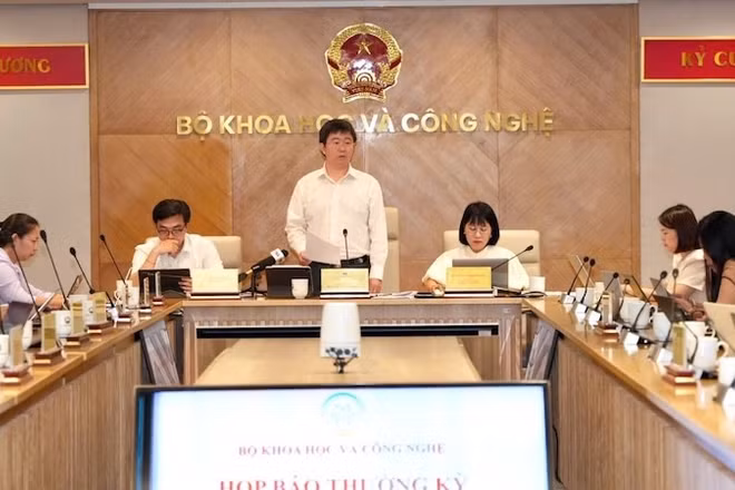 Lãnh đạo Bộ Khoa học và Công nghệ trao đổi với báo chí về kết quả thực hiện Công điện 38/CĐ-TTg tại cuộc họp báo tháng 6/2026.