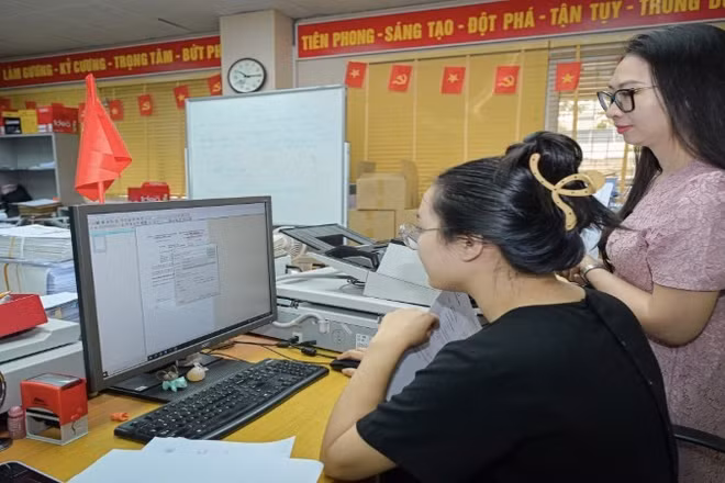 Cán bộ Cục Sở hữu trí tuệ cập nhật dữ liệu trên hệ thống quản trị đơn. 
