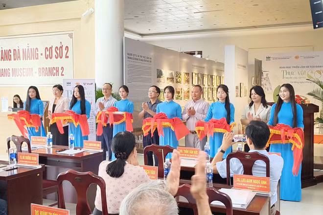 Khai mạc triển lãm “Thực vật trong đời sống văn hóa Cơ Tu”. (Ảnh: NGỌC ANH)