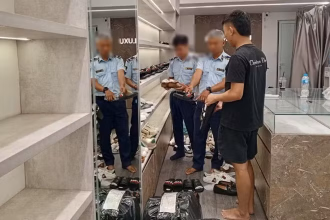 Lực lượng quản lý thị trường kiểm tra hàng hóa vi phạm tại một cửa hàng ở Hà Nội.
