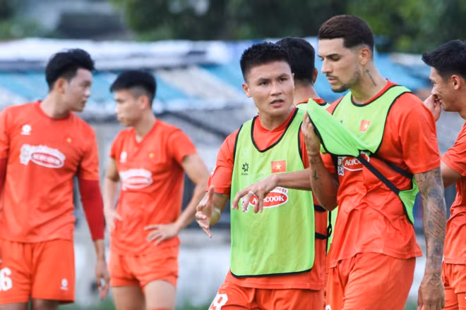 Quang Hải trao đổi cùng Đỗ Hoàng Hên trên sân tập. (Ảnh: VFF)