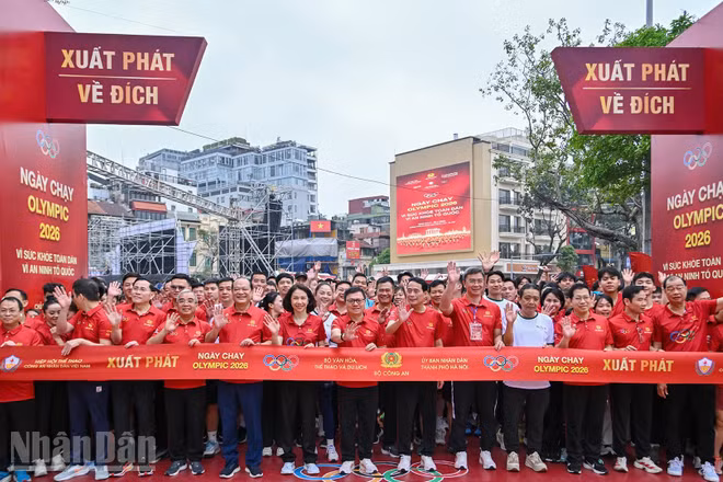 Các đại biểu cùng đông đảo người dân trước vạch xuất phát Ngày chạy Olympic 2026. (Ảnh: THỦY NGUYÊN)