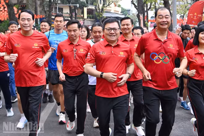 [Ảnh] Người dân Thủ đô hào hứng tham gia Ngày chạy Olympic 2026