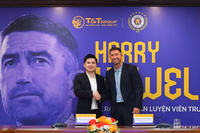 Chủ tịch câu lạc bộ bóng đá Hà Nội - ông Đỗ Vinh Quang và huấn luyện viên Harry Kewell. 