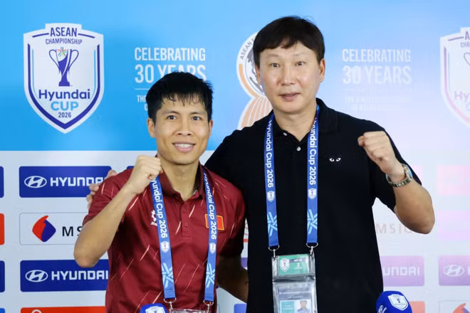 Huấn luyện viên Kim Sang Sik cùng Cầu thủ xuất sắc nhất trận đấu - Nguyễn Văn Vĩ tại buổi họp báo sau trận thắng 3-0 Indonesia. (Ảnh: VFF)