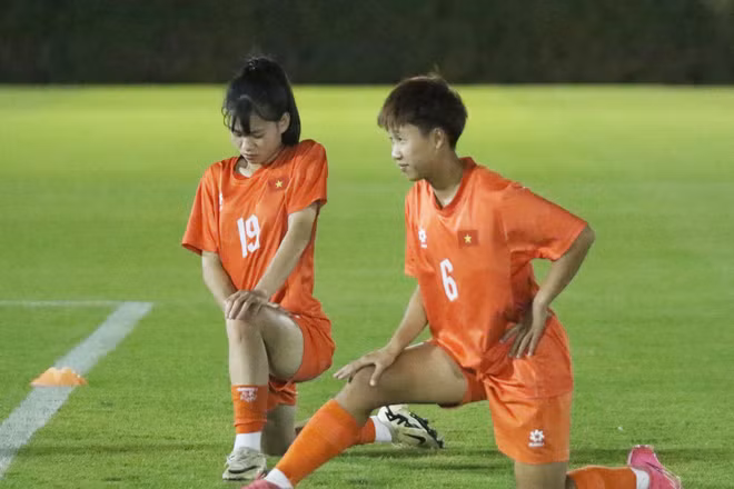 Các tuyển thủ U20 nữ Việt Nam trong buổi tập tối 2/4 trước trận gặp U20 nữ Thái Lan. (Ảnh: VFF)
