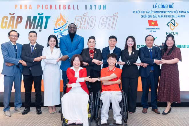 Đại diện Ban tổ chức cùng các vận động viên khuyết tật tại buổi gặp mặt báo chí. 
