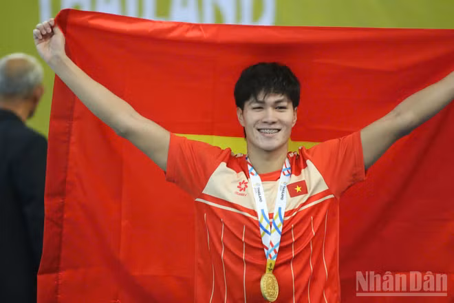 Vận động viên Trần Hưng Nguyên giành Huy chương Vàng môn bơi nội dung 200m hỗn hợp nam. (Ảnh: MINH HOÀNG)