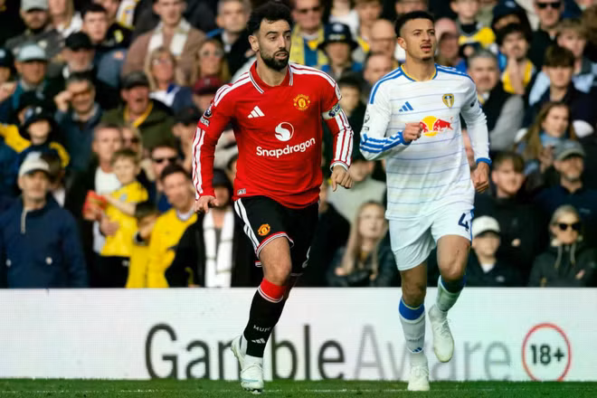 Bruno Fernandes cùng các đồng đội không thể giành trọn 3 điểm trước Leeds. (Ảnh: MUFC)