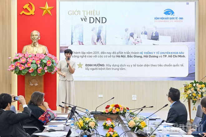 Hội đồng Giám khảo lắng nghe phần thuyết trình, sau đó phản biện và đối thoại với đại diện dự án tại Vòng Chung kết, ngày 15/11. (Ảnh: THỦY NGUYÊN)