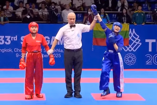 Võ sĩ Kickboxing Hoàng Thị Thùy Giang (áo xanh) đoạt Huy chương Vàng môn Kickboxing, nội dung Point Fighting. 