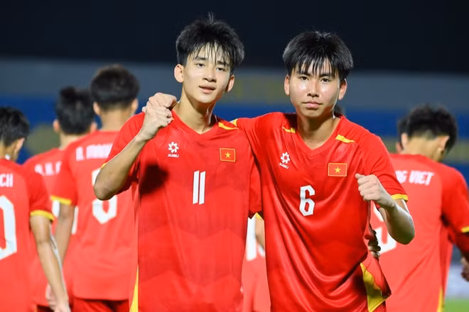 Các tuyển thủ U17 Việt Nam ăn mừng bàn thắng. (Ảnh: VFF)