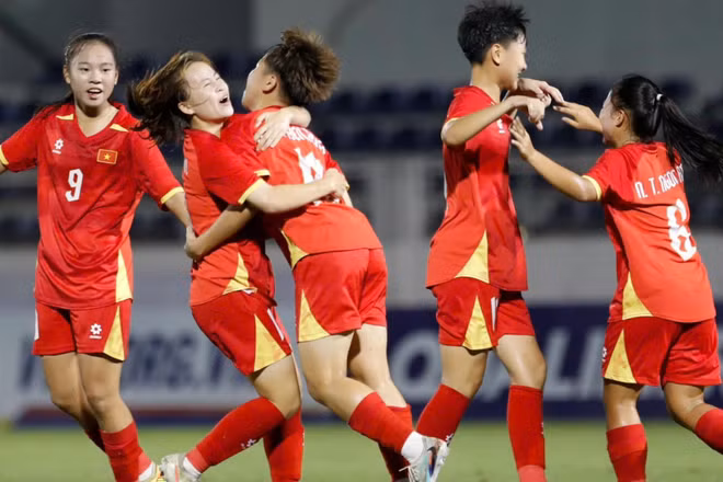 Các cô gái U17 nữ Việt Nam ăn mừng khi ghi bàn vào lưới U17 nữ Kyrgyzstan. (Ảnh: VFF)