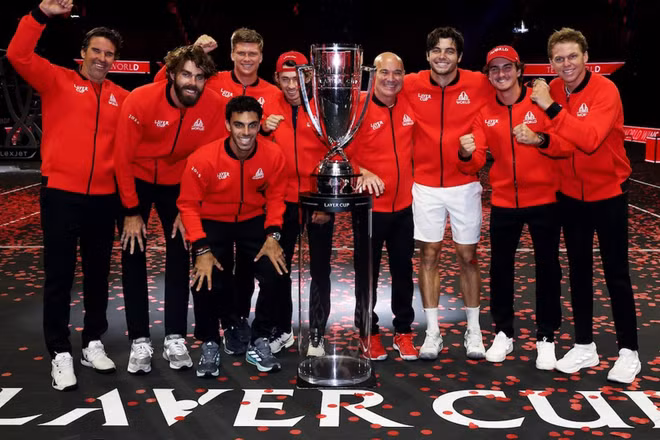 Các thành viên đội Thế giới ăn mừng cùng cúp vô địch Laver Cup 2025 với tay vợt cựu số 1 thế giới người Mỹ Andre Agassi. (Ảnh: Laver Cup)