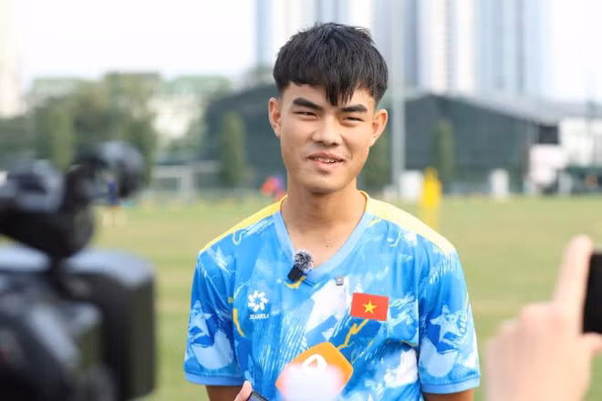 Trung vệ Hoàng Minh Hợi trả lời phỏng vấn. (Ảnh: VFF)
