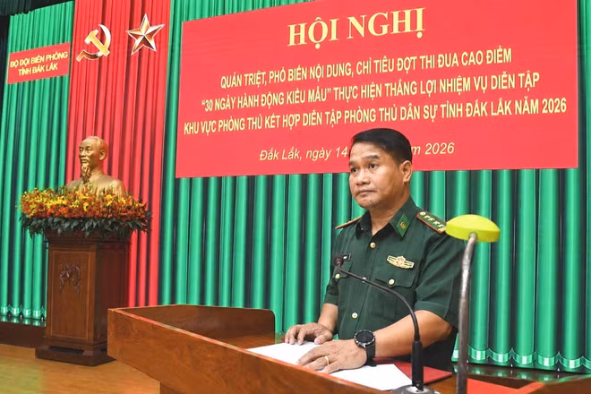 Đại tá Rơ Lan Ngân, Phó Chính ủy Ban Chỉ huy Bộ đội Biên phòng tỉnh Đắk Lắk quán triệt, phổ biến nội dung, chỉ tiêu đợt thi đua cao điểm. (Ảnh: NGỌC LÂN)