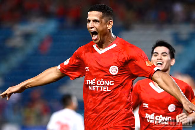 Ngoại binh Lucao góp công lớn trong chiến thắng của Thể Công Viettel với một bàn thắng và một kiến tạo. (Ảnh: TRẦN HẢI)
