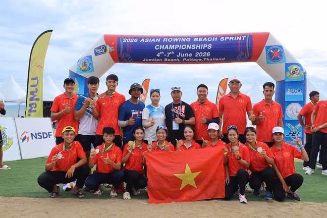 Các thành viên đội tuyển rowing Việt Nam tham gia tranh tài.