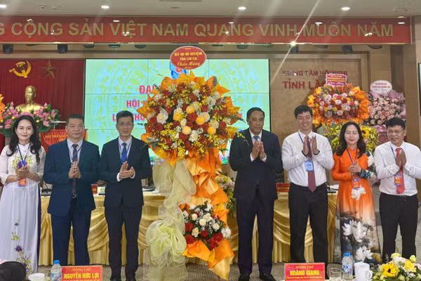 Lãnh đạo tỉnh Lào Cai tặng hoa chúc mừng Đại hội. (Ảnh: THANH SƠN)