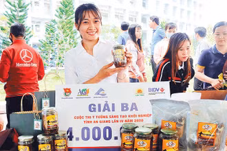 Chị Kim Ngân tiếp nối truyền thống gia đình làm mắm cá.