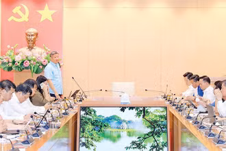 Đại biểu Hội đồng nhân dân thành phố họp thảo luận tại tổ về các vấn đề kinh tế-xã hội.