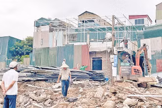 Lực lượng chức năng phường Khương Đình cưỡng chế công trình vi phạm đất đai, trật tự xây dựng.