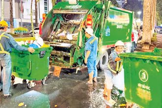 Đội thu gom, vận chuyển rác làm việc ngay cả những lúc trời mưa gió.