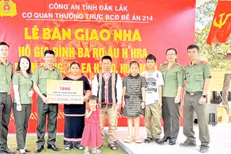 Công an tỉnh Đắk Lắk bàn giao nhà cho gia đình bà Rơ Âu H'Hra, xã Ea H'leo.