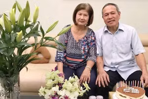 Ông Đỗ Tâm Thư và bà Lê Thị Cúc (phường Thảo Điền, Thành phố Hồ Chí Minh) vui mừng khi nhận lương hưu tăng theo mức mới qua tài khoản ngân hàng ngay trong ngày 1/7/2026.