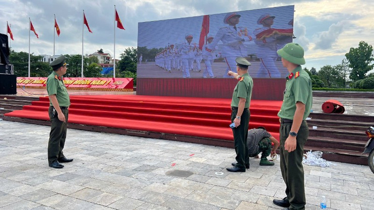 Lãnh đạo Sở Công an Lào Cai chỉ đạo tại hiện trường. anh-ty-2-257.jpg
