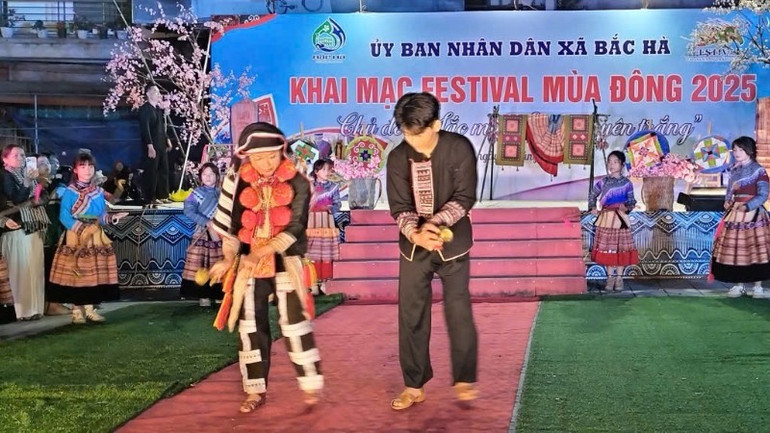 מופע של תלבושות מסורתיות של קבוצות אתניות. bh3-1969.jpg