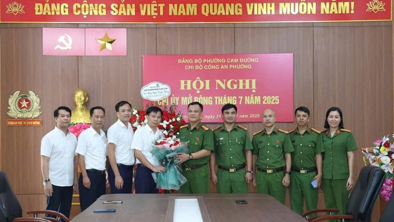 Công ty Điện lực Lào Cai trao khen thưởng đột xuất Công an phường Cam Đường sau khi điều tra, khám phá nhanh vụ trộm cắp tài sản ngành điện trên địa bàn. trom-dien-2-9218.jpg