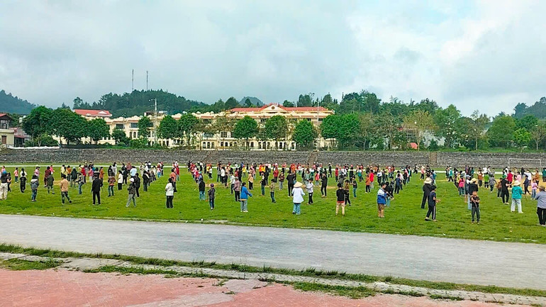 600 em học sinh đang tập luyện múa gậy sinh tiền dưới sự hướng dẫn của các nghệ nhân. bh2.jpg