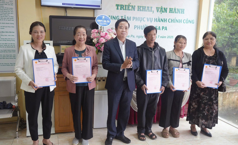 Thường trực Đảng ủy phường Sa Pa đi kiểm tra Trung tâm phục vụ hành chính công trong ngày đầu đi vào hoạt động. sp1.jpg