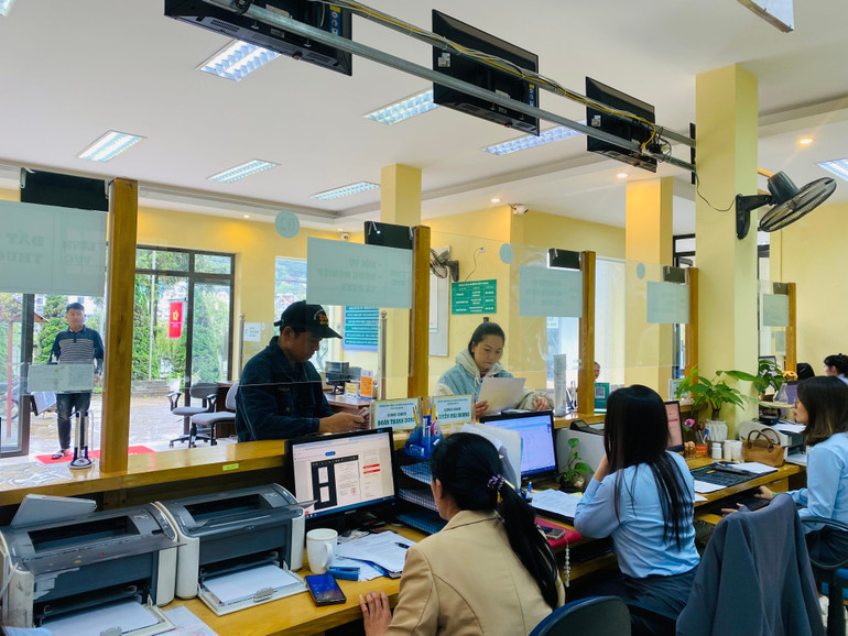 Trung tâm phục vụ hành chính công Sa Pa trong giờ hoạt động. sp3.jpg