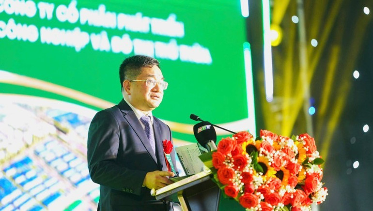 Chủ tịch Hội đồng quản trị Công ty công phần phát triển Khu công nghiệp và Đô thị Thủ Thừa (IDTT) - Lê Thanh Tùng phát biểu. z6889023118389-acd5002e3682e29ac28974aba19d2d85.jpg
