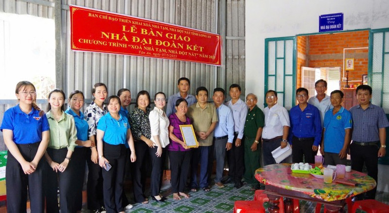 Phường Tân Khánh, Tây ninh bàn giao nhà Đại đoàn kết cho bà con. z6968193836453-aa1e2a1c528cddb23bd454b1ba5e9966.jpg