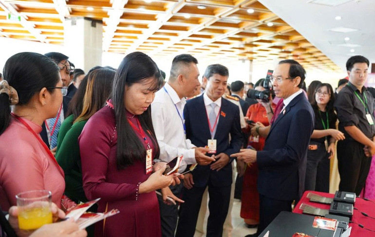 Phóng viên Báo Nhân Dân giới thiệu khu vực chụp in ảnh lấy ngay với đồng chí Nguyễn Văn Nên. z7112267028177-8cf50f9d073c7c5d86e96c50be65df93.jpg