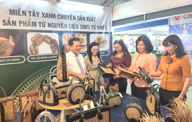 Lãnh đạo Ban Tuyên giáo và Dân vận Tây Ninh cùng sở ngành tham quan gian hàng sản xuất từ nguyên liệu tự nhiên. z6947185215701-a0b7bd4aadb3a12cb69b7dd5cf5be8d2.jpg