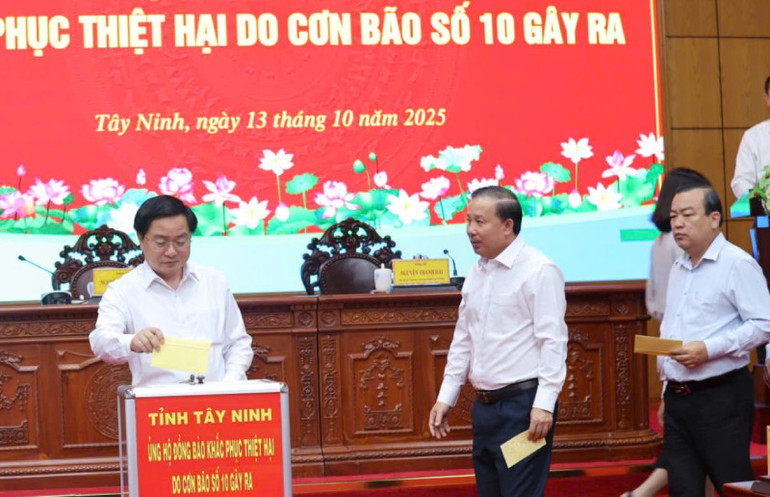 Tây Ninh phát động ủng hộ đồng bào khắc phục thiệt hại do cơn bão số 10 gây ra. z7111974748756-051a3f874f7c6178d31be3d2fa198fa1.jpg
